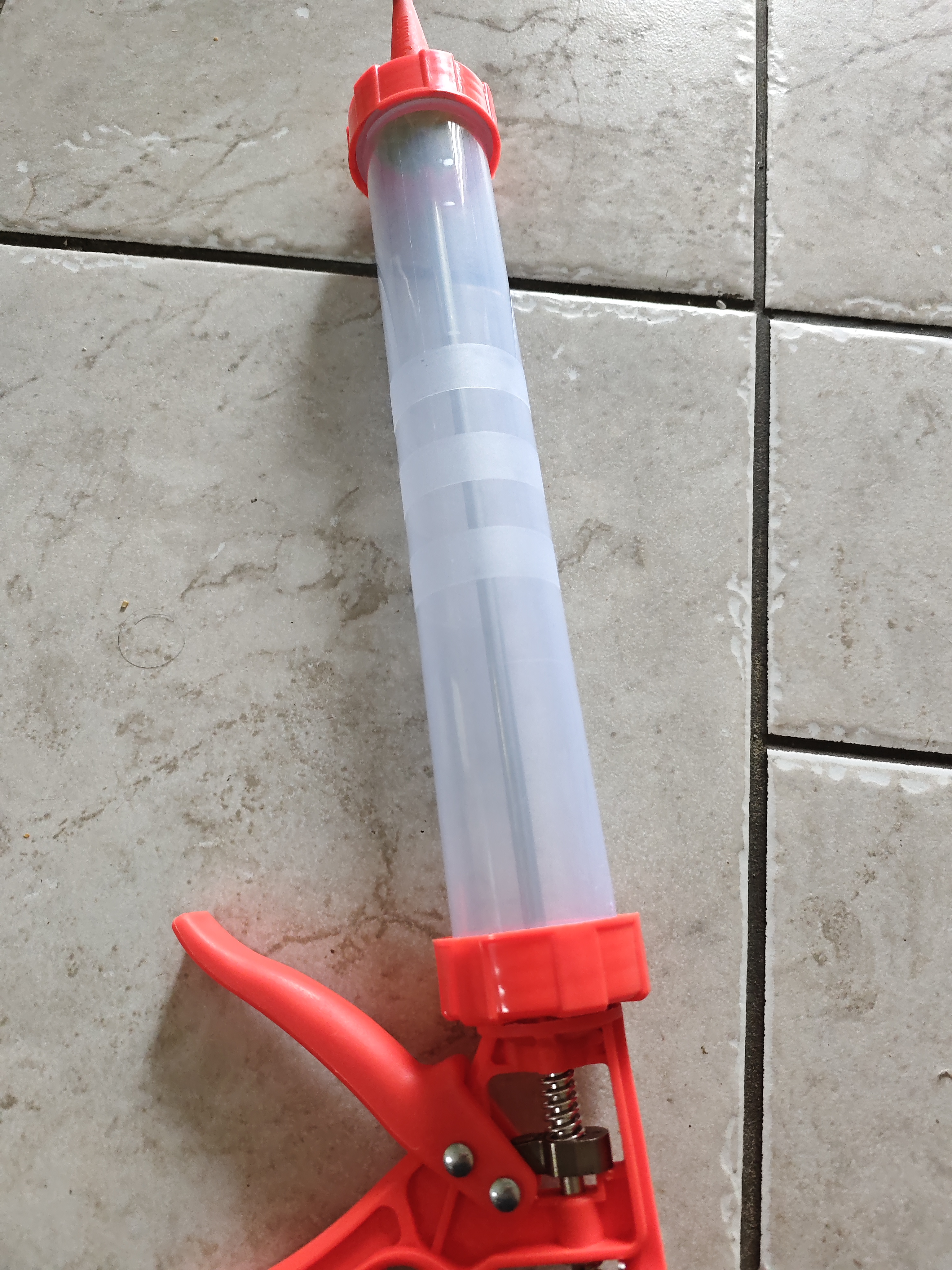 东方雨虹送的结构胶胶枪一把